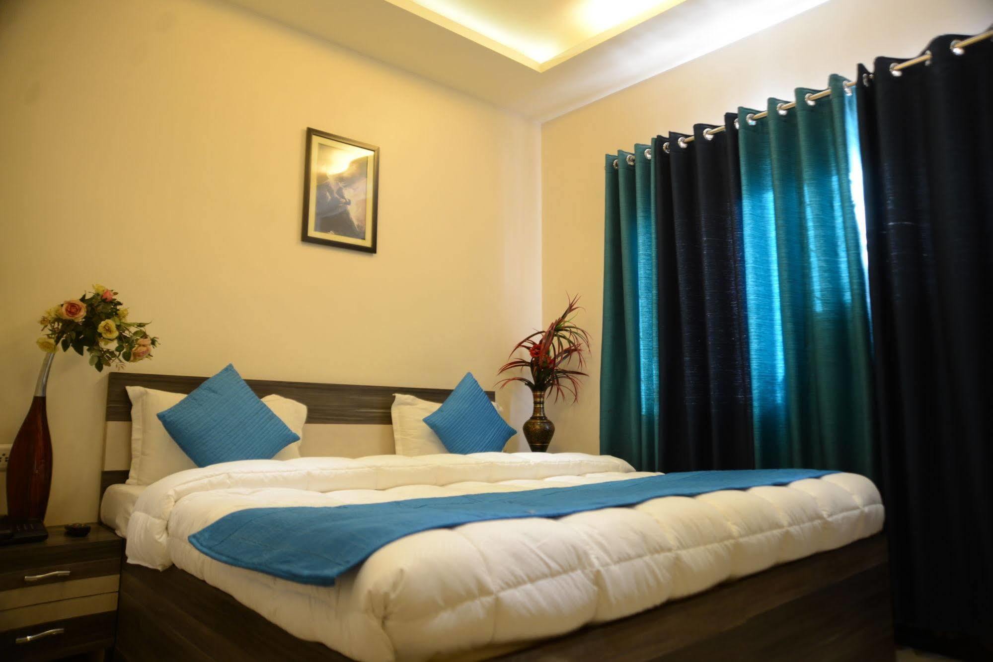 Divine Destination Hotel Варанаси Екстериор снимка